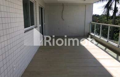 Imagem: O apartamento possui 4 Dormitórios, 5 Banheiros, 3 Vagas na