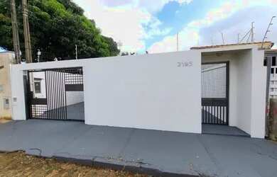 Imagem: A casa possui 3 Dormitórios, 2 Banheiros, 3 Vagas na garagem