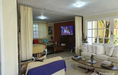 Imagem: A casa possui 4 Dormitórios, 5 Banheiros, 2 Vagas na garagem