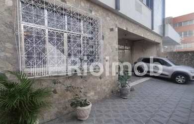 Imagem: A casa possui 4 Dormitórios, 3 Banheiros, 4 Vagas na garagem