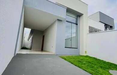 Imagem: A casa possui 3 Dormitórios, 2 Banheiros, 2 Vagas na garagem