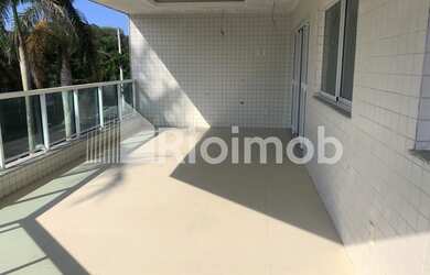 Imagem: O apartamento possui 4 Dormitórios, 5 Banheiros, 3 Vagas na