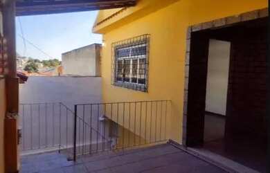 Imagem: A casa possui 3 Dormitórios, 2 Banheiros, 2 Vagas na garagem