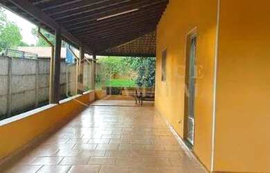 Imagem: A casa possui 2 Dormitórios, 1 Banheiro, 4 Vagas na garagem