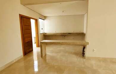 Imagem: A casa possui 3 Dormitórios, 2 Banheiros, 2 Vagas na garagem