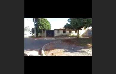 Imagem: A casa possui 2 Dormitórios, 1 Banheiro, 2 Vagas na garagem