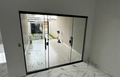 Imagem: A casa possui 3 Dormitórios, 2 Banheiros, 4 Vagas na garagem