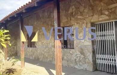 Imagem: A casa possui 3 Dormitórios, 1 Banheiro, 2 Vagas na garagem