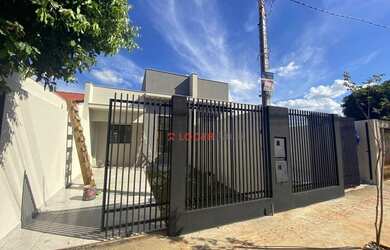 Imagem: A casa possui 3 Dormitórios, 1 Banheiro, 2 Vagas na garagem