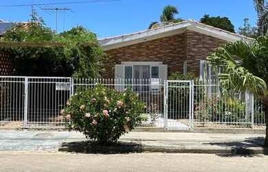 Imagem: A casa possui 1 Dormitório, 3 Vagas na garagem, Imóvel novo