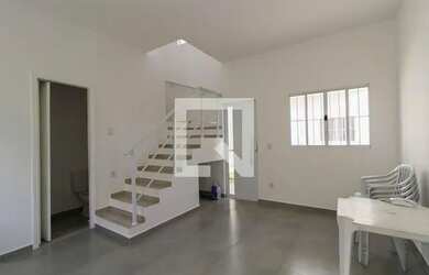 Imagem: A casa possui 2 Dormitórios, 2 Banheiros, 2 Vagas na garagem