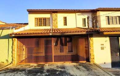 Imagem: A casa possui 3 Dormitórios, 2 Banheiros, 2 Vagas na garagem