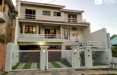 Imagem: A casa possui 3 Dormitórios, 4 Banheiros, 4 Vagas na garagem