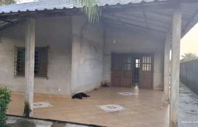 Imagem: A casa possui 2 Dormitórios, 2 Banheiros, 2 Vagas na garagem