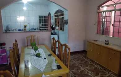 Imagem: A casa possui 3 Dormitórios, 2 Banheiros, 1 Vaga na garagem