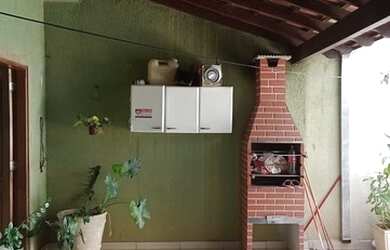 Imagem: A casa possui 3 Dormitórios, 2 Banheiros, 2 Vagas na garagem