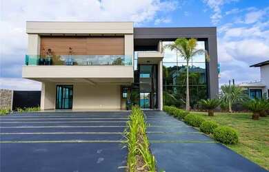 Imagem: A casa possui 4 Dormitórios, 5 Banheiros, 5 Vagas na garagem