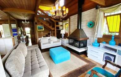 Imagem: A casa possui 3 Dormitórios, 4 Banheiros, 4 Vagas na garagem