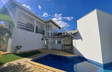 Imagem: A casa em condomínio possui 4 Dormitórios, 5 Banheiros, 2