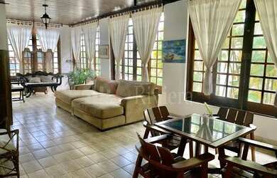 Imagem: A casa possui 5 Dormitórios, 5 Banheiros, 2 Vagas na garagem