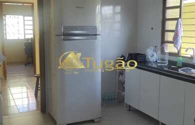 Imagem: A casa possui 3 Dormitórios, 2 Banheiros, 4 Vagas na garagem