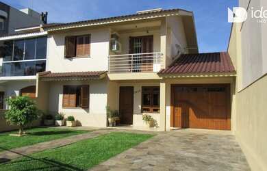 Imagem: A casa possui 3 Dormitórios, 4 Banheiros, 2 Vagas na garagem