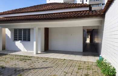 Imagem: A casa possui 4 Dormitórios, 3 Banheiros, 3 Vagas na garagem