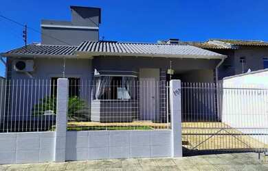 Imagem: A casa possui 2 Dormitórios, 1 Banheiro, 1 Vaga na garagem