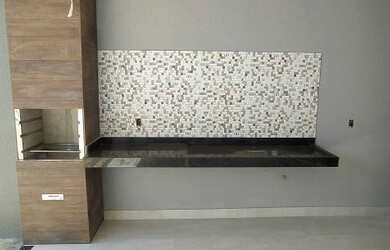 Imagem: A casa possui 3 Dormitórios, 1 Banheiro, 2 Vagas na garagem