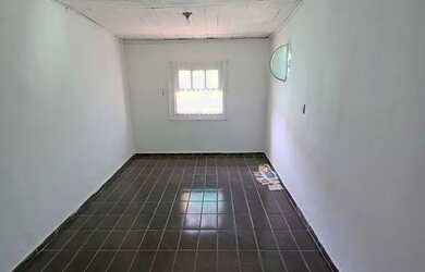 Imagem: A casa possui 1 Dormitório, 1 Banheiro, 1 Vaga na garagem