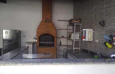 Imagem: A casa possui 4 Dormitórios, 1 Banheiro, 2 Vagas na garagem