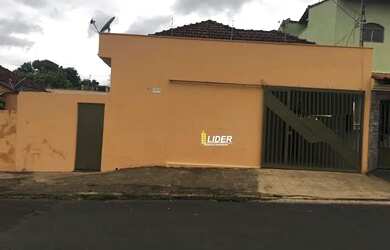 Imagem: A casa possui 3 Dormitórios, 1 Banheiro, 1 Vaga na garagem