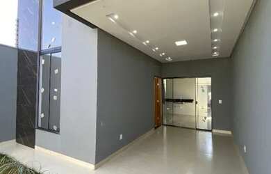 Imagem: A casa possui 3 Dormitórios, 2 Banheiros, 2 Vagas na garagem