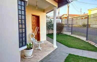 Imagem: A casa possui 3 Dormitórios, 2 Banheiros, 4 Vagas na garagem