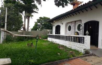 Imagem: A casa possui 4 Dormitórios, 1 Banheiro, 4 Vagas na garagem