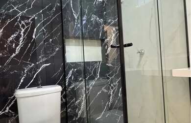 Imagem: A casa possui 3 Dormitórios, 2 Banheiros, 2 Vagas na garagem