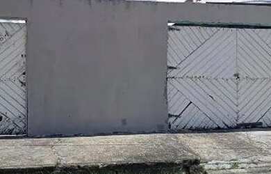 Imagem: A casa possui 3 Dormitórios, 1 Banheiro, 2 Vagas na garagem