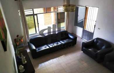 Imagem: A casa possui 4 Dormitórios, 2 Banheiros, 5 Vagas na garagem