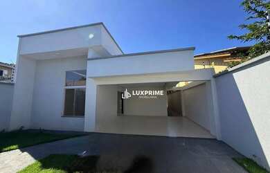 Imagem: A casa possui 3 Dormitórios, 2 Banheiros, 4 Vagas na garagem