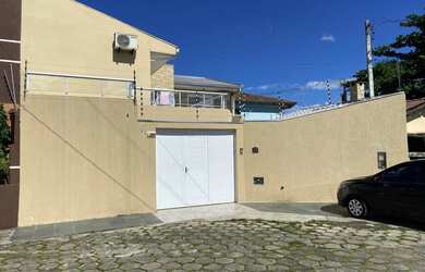 Imagem: A casa possui 3 Dormitórios, 2 Banheiros, 2 Vagas na garagem