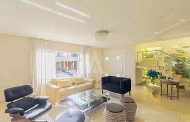 Imagem: A casa em condomínio possui 4 Dormitórios, 5 Banheiros, 3