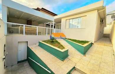 Imagem: A casa possui 3 Dormitórios, 2 Banheiros, 2 Vagas na garagem