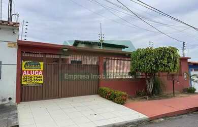 Imagem: A casa em condomínio possui 3 Dormitórios, 1 Banheiro, 2 Vagas