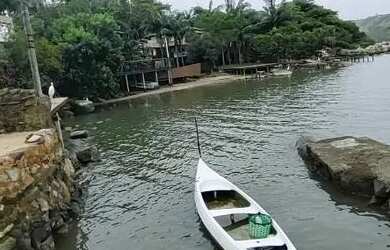 Imagem: A casa possui 1 Dormitório, Acomodam 2 pessoas, 2 Vagas na