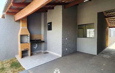 Imagem: A casa possui 3 Dormitórios, 2 Banheiros, 1 Vaga na garagem