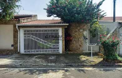 Imagem: A casa possui 3 Dormitórios, 2 Banheiros, 2 Vagas na garagem