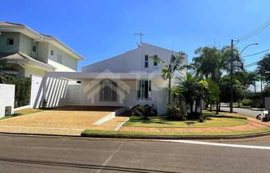 Imagem: A casa em condomínio possui 3 Dormitórios, 3 Banheiros, 4
