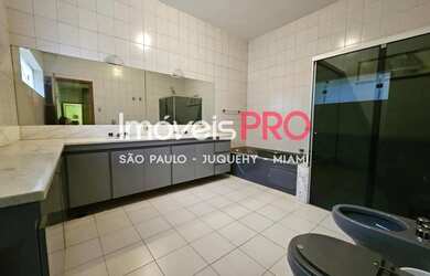 Imagem 4: Poucos metros do parque, uso misto - comercial ou residencial , com piscina,...