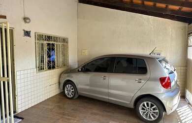 Imagem: A casa possui 3 Dormitórios, 2 Banheiros, 3 Vagas na garagem