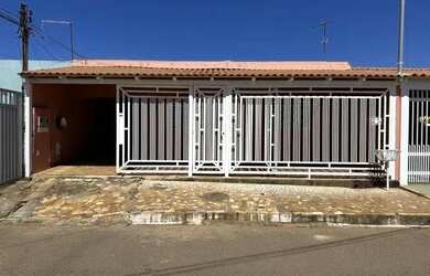 Imagem: A casa possui 3 Dormitórios, 2 Banheiros, 3 Vagas na garagem